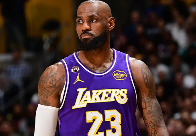 詹姆斯目前出战29分钟，投篮10中2得到7分2篮板9助攻7失误